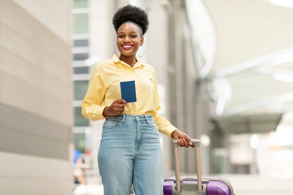 Billetes Viaje Baratos Mujer Negra Feliz Con Maleta Sosteniendo Pasaporte — Foto de Stock