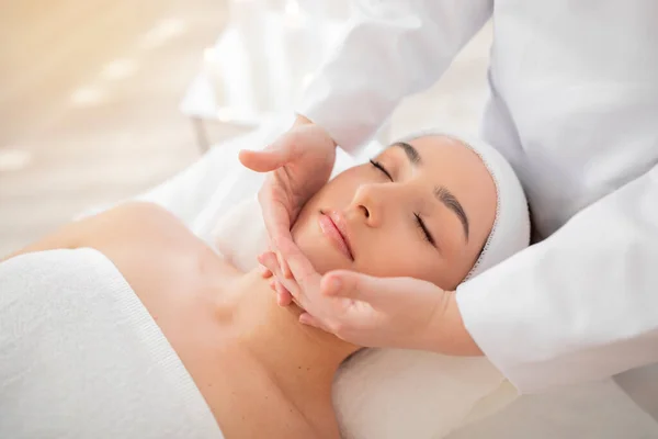 Schöne Indische Frau Entspannen Während Facelifting Massage Wellness Salon Professionelle — Stockfoto