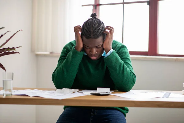 Отчаянный Афроамериканец Подсчитывает Счета Имеющие Долги Финансовые Проблемы Трогающие Голову — стоковое фото