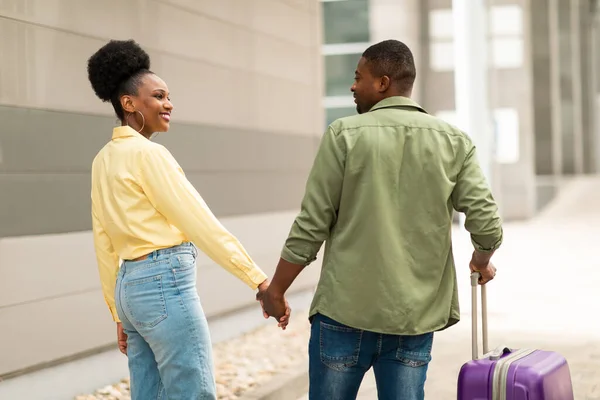 Wakacje Szczęśliwi Afroamerykańscy Małżonkowie Podróżujący Walizką Trzymając Się Ręce Pozując — Zdjęcie stockowe