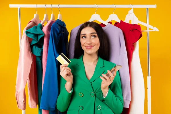 Kolay Taşınabilir Alışveriş Hayalperest Bayan Alıcı Cep Telefonu Kredi Kartı — Stok fotoğraf