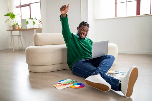 Radosny Czarny Mężczyzna Freelancer Korzystanie Laptop Gesturing Tak Świętowanie Profesjonalne — Zdjęcie stockowe