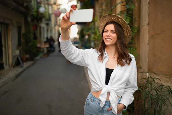 Şapkalı Mutlu Avrupalı Bayan Turist Şehir Açık Havada Akıllı Telefondan — Stok fotoğraf