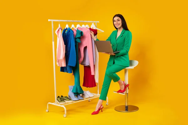 Diz Üstü Bilgisayarla Alışveriş Yapan Alışveriş Kolik Bayanın Sarı Arka — Stok fotoğraf