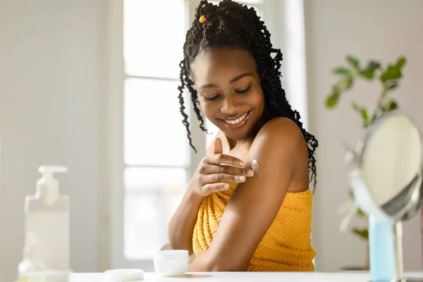 Hermosa Mujer Afroamericana Aplicando Crema Hombro Cuidando Piel Después Del —  Fotos de Stock
