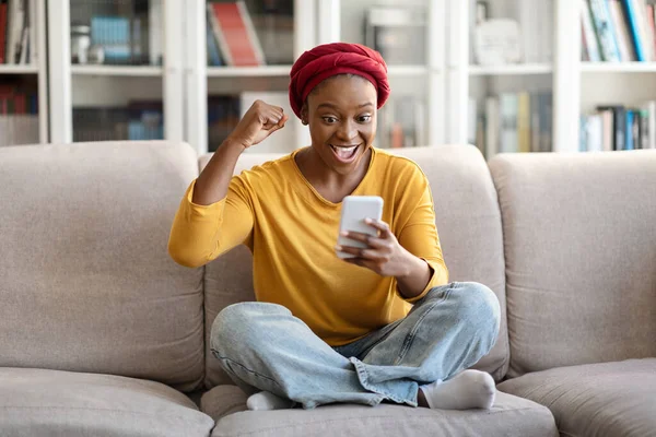Emotional Glückliche Millennial Schöne Afrikanisch Amerikanische Frau Lässig Trägt Traditionellen — Stockfoto