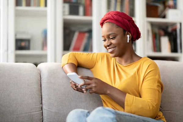 Entspannt Glücklich Junge Afrikanisch Amerikanische Dame Sitzt Auf Der Couch — Stockfoto