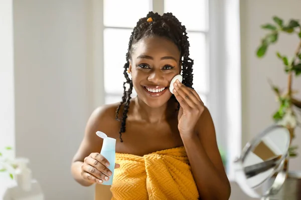 Rutina Cuidado Facial Mujer Negra Joven Feliz Mirando Cámara Usando —  Fotos de Stock