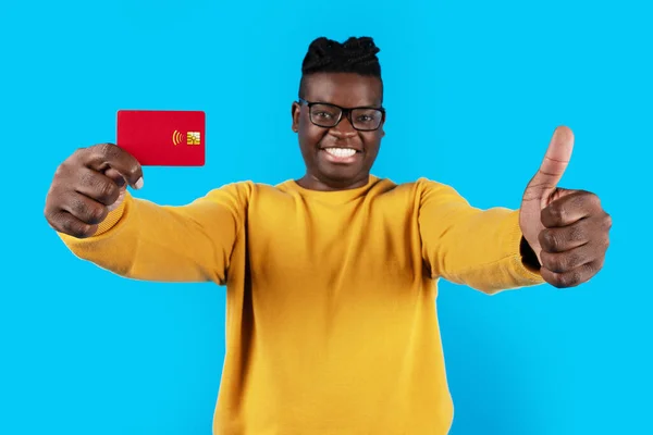 Szczęśliwy Czarny Facet Noszący Okulary Kartą Kredytową Pokazujący Kciuk Przed — Zdjęcie stockowe