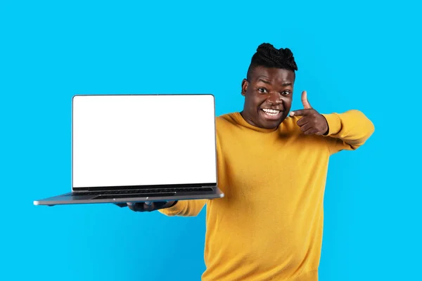 Oferta Online Homem Negro Animado Apontando Para Laptop Com Tela — Fotografia de Stock