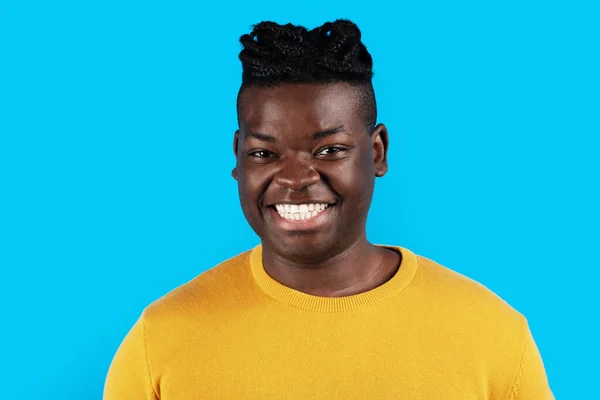 Portrett Ung Kjekk Afroamerikansk Mann Med Flettet Hår Kamera Oppslukt – stockfoto