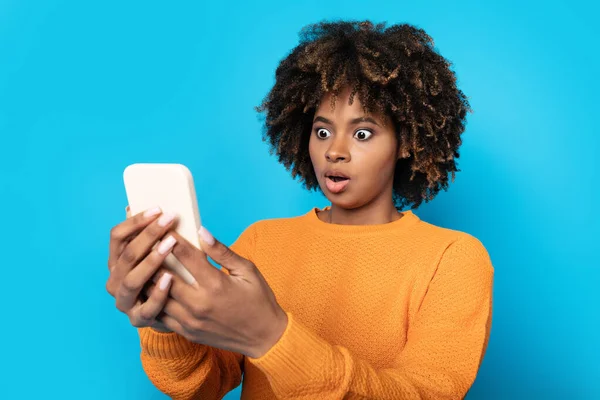 Geschokt Verbaasd Mooie Jonge Zwarte Vrouw Met Bossig Haar Oranje — Stockfoto