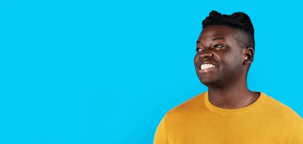 Sorrindo Jovem Afro Americano Homem Olhando Para Lado Espaço Cópia — Fotografia de Stock