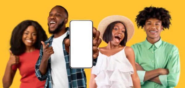 Cieszę Się Podekscytowani Młodzi Afrykańczycy Wytykają Palcami Smartfona Pustym Ekranem — Zdjęcie stockowe
