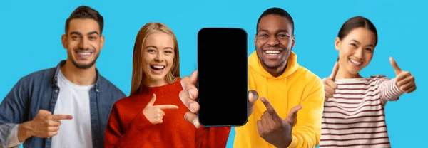 Szczęśliwi Zszokowani Wielorasowi Ludzie Wytykają Palcami Smartfona Czystym Ekranem Cieszą — Zdjęcie stockowe