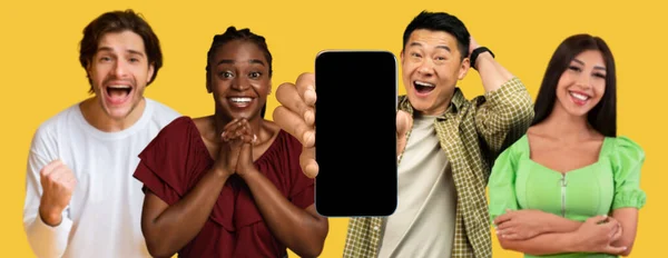 Świetna Reklama Oferta Szczęśliwy Wstrząśnięty Milenijnych Międzynarodowych Ludzi Pokazać Smartfon — Zdjęcie stockowe