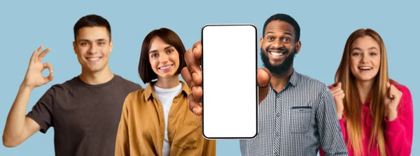 Uśmiechnięte Tysiąclecia Wielorasowe Ludzie Pokazują Smartfona Pustym Ekranem Dokonać Sukcesu — Zdjęcie stockowe