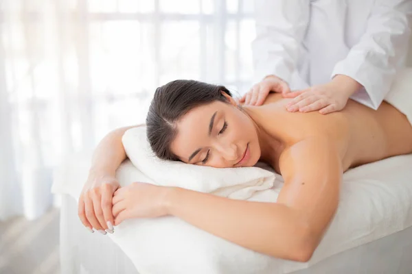 Mulher Indiana Jovem Recebendo Massagem Corpo Inteiro Salão Spa Atraente — Fotografia de Stock
