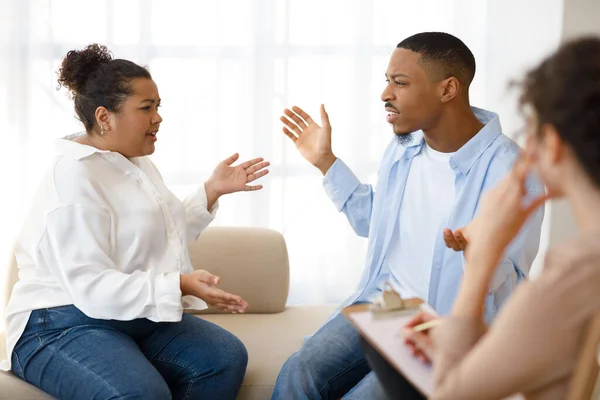 Emotional Furious Young Mixed Race Couple Figthing Therapy Session Family — Stock Photo, Image