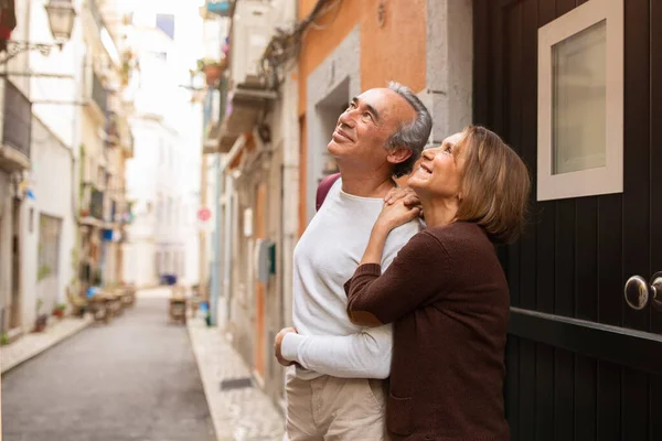 Happy Senior Couple Traveling Standing Narrow Lisbon Street Sunny Portugal — Stock Photo, Image