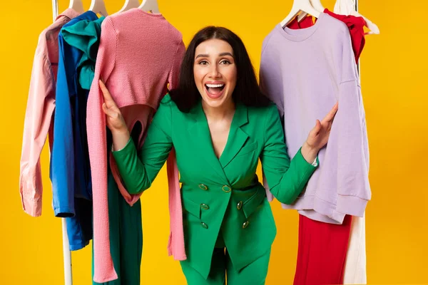 Υπέροχες Πωλήσεις Ενθουσιασμένη Κυρία Για Ψώνια Ποζάροντας Ανάμεσα Στα Ρούχα — Φωτογραφία Αρχείου