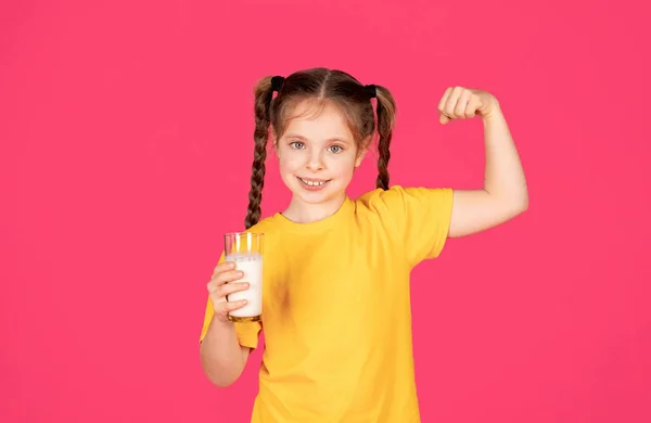 Schattig Klein Gild Holding Glass Milk Showing Biceps Gelukkige Preteen — Stockfoto