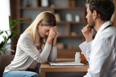 Klinikte Doktor 'la görüşürken ağlayan üzgün kadın, kötü tanı koyduktan sonra umutsuzluğa kapılan genç kadın, tedavinin detaylarını paylaşan bayan terapist, seçici odaklanma