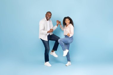 Vay canına, evet. Coşkulu siyah eşler yumruklarını sallıyor, zaferi kutluyor mavi stüdyo duvarında tek başına duruyor, vücut uzunluğu, afiş, serbest alan