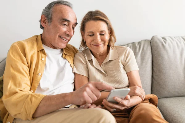 Mutlu Bir Emekli Aile Eşi Cep Telefonuyla Komik Fotoğraflar Izliyor — Stok fotoğraf