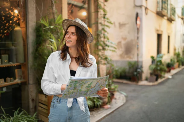 Sourire Inspiré Millénariste Européenne Dame Touriste Chapeau Avec Carte Regarde — Photo