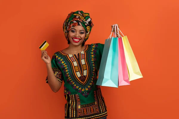 Cheerfy Счастливый Привлекательный Яркий Молодой Черной Леди Африканском Наряде Показывая — стоковое фото