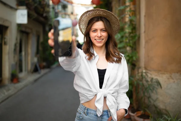 Alegre Muito Millennial Turista Europeu Feminino Chapéu Mostra Smartphone Com — Fotografia de Stock
