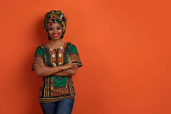 Renkli Geleneksel Afrikalı Kostümlü Turuncu Stüdyo Arka Planında Kollarını Kavuşturmuş — Stok fotoğraf
