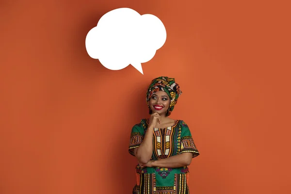 Kafasında Turuncu Stüdyo Arka Planında Boş Konuşma Balonu Olan Afrikalı — Stok fotoğraf