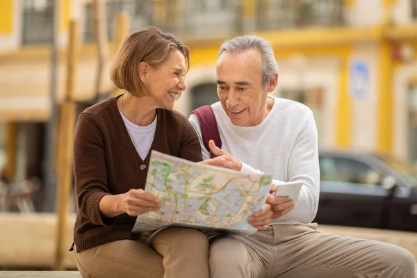 Urlaub Glückliches Seniorenpaar Mit Reisekarte Sitzt Auf Der Straße Einer — Stockfoto