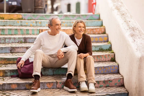 Emeklilikler Tatiller Renkli Merdivenlerde Oturan Yaşlı Turistler Avrupa Yürüyüş Turu — Stok fotoğraf