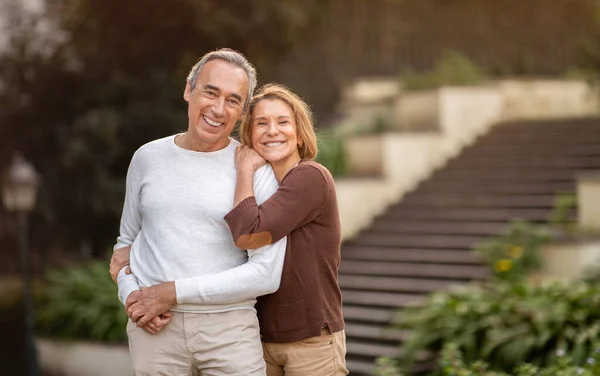 Glad Senior Par Omfamnande Leende Till Kameran Posing Stående Green — Stockfoto