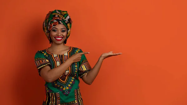 Feliz Mujer Africana Atractiva Positiva Joven Traje Nacional Que Muestra — Foto de Stock