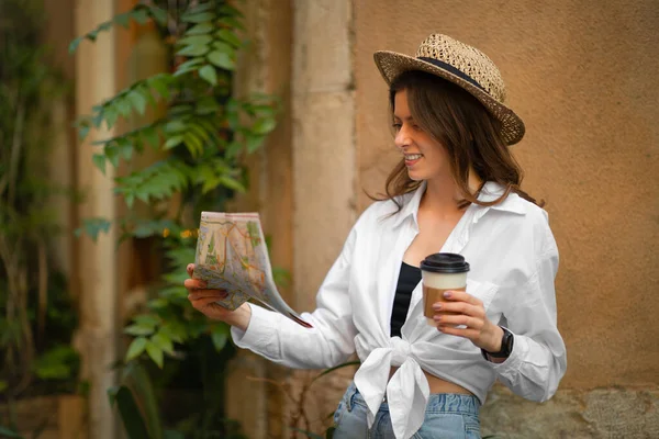 Şapkalı Neşeli Genç Avrupalı Bayan Turist Haritada Otel Arıyor Şehirde — Stok fotoğraf