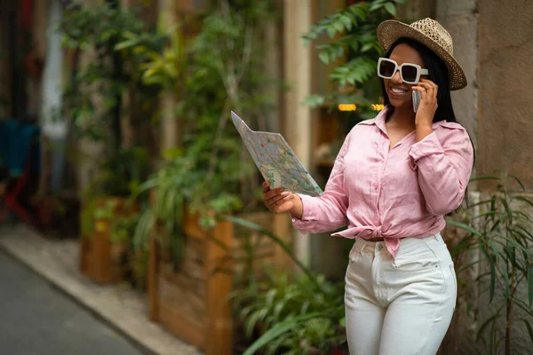 Glad Millennial Africana Americana Turista Casual Sombrero Gafas Sol Mirando — Foto de Stock