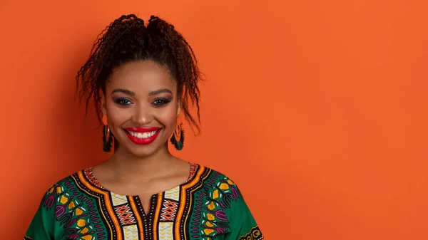 Autentisk Traditionell Vacker Ung Afrikansk Kvinna Bär Ljusa Kläder Och — Stockfoto