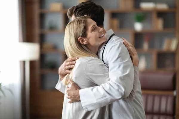 Lekarz Mundurze Kobieta Przytulanie Pacjenta Podczas Spotkania Biurze Szczęśliwa Kobieta — Zdjęcie stockowe