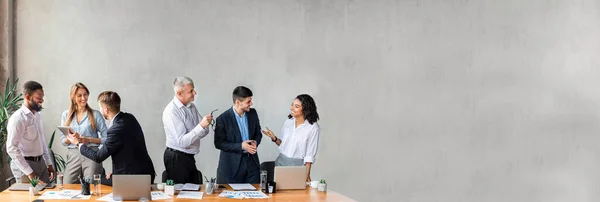 Corporate Lifestyle Communication Multiracial Coworkers Different Ages Communicating Standing Table — Stock Photo, Image