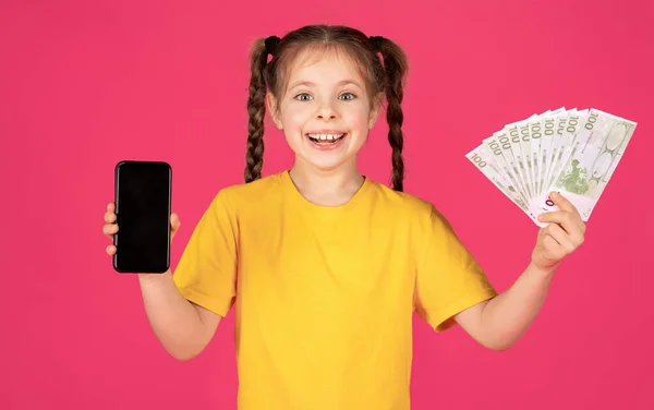 Šťastná Vzrušená Holčička Ukazuje Prázdné Smartphone Euro Hotovost Peníze Fotoaparátu — Stock fotografie