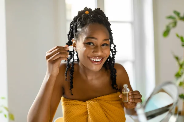 Konsep Skincare Selamat African American Wanita Menerapkan Serum Wajah Dengan — Stok Foto