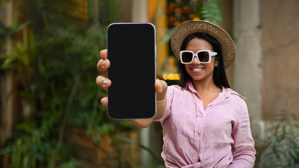 Feliz Millennial Africana Americana Turista Sombrero Gafas Sol Muestra Teléfono —  Fotos de Stock