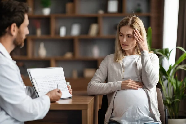 Lekarz Ginekolog Pokazuje Schowek Wynikami Badań Medycznych Zestresowanej Kobiecie Ciąży — Zdjęcie stockowe