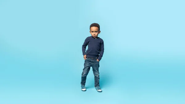 Sıradan Giyinen Afrikalı Amerikalı Çocuk Ciddi Bir Ifadeyle Mavi Arka — Stok fotoğraf