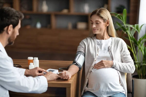 Gynecologist Doctor Wearing Uniform Measuring Blood Pressure Pregnant Female Patient — Stock Photo, Image