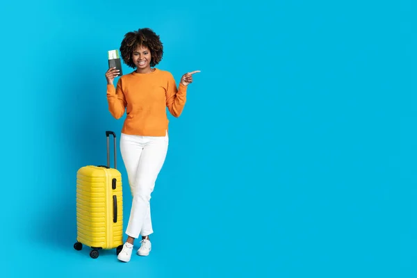 Fröhlich Glücklich Lächelnde Hübsche Junge Schwarze Reisende Mit Gelbem Gepäck — Stockfoto